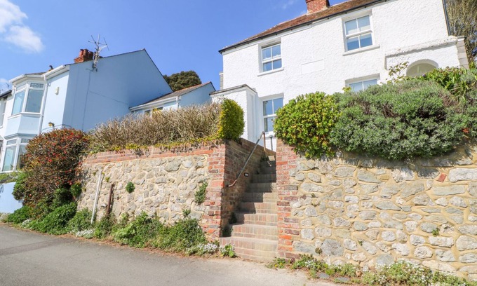 Hythe Cottage | KITS COTTAGE, pet friendly, with open fire in Hythe