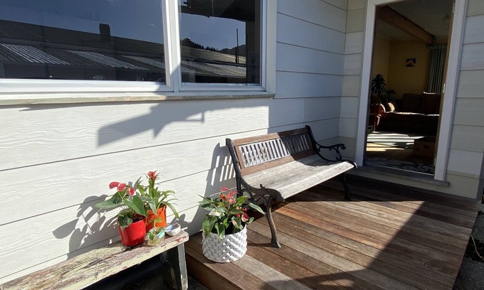 Picton House | Kiwi bach, pet friendly, comfy, quiet and central