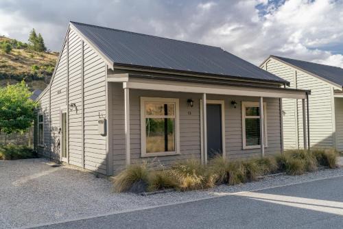 Cardrona House | Kiwi Ski Cottage - Wanaka Holiday Home
