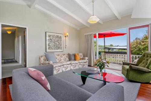 Rainbow Point House | Kiwiana Cottage 1 minute walk to the lake