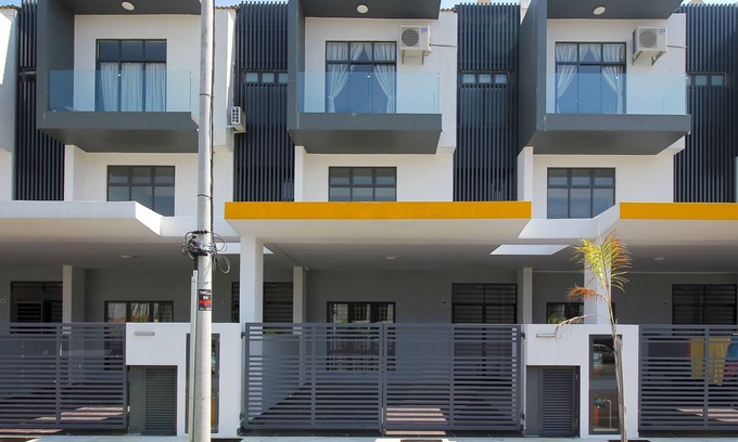 Taman Mahajaya House | KL8, Titanic Home for Gigantic Group