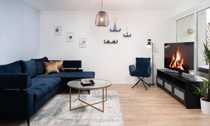 Hildesheim District Apartment | ☆Kleinberries | Washers & Dryers | Kitchen | NETFLIX