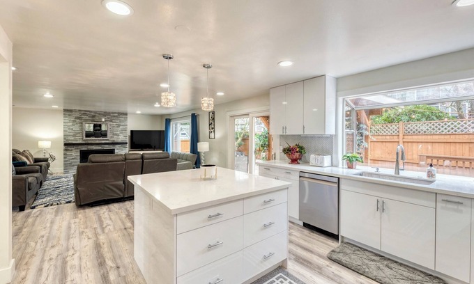 Covington House | KN1 GLITTER VILLA: RENOVATED MODERN STYLE