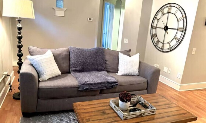 Oak Lawn Apartment | Knight 105: Your Perfect 2-Bedroom Getaway