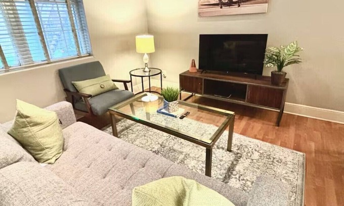 Oak Lawn Apartment | Knight 106 Charming 2-bedroom apartment