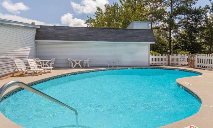 Seven Oaks Hotel | Knights Inn - Columbia