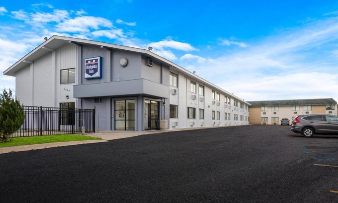 East Paris Hotel | Knights Inn Grand Rapids East Airport