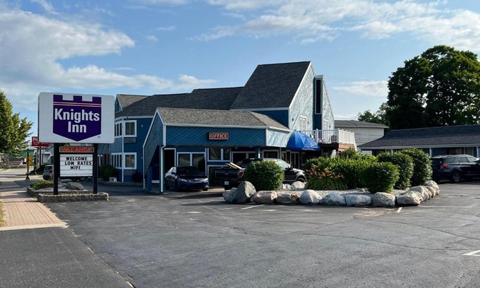 Mackinaw City Hotel | Knights Inn Mackinaw City