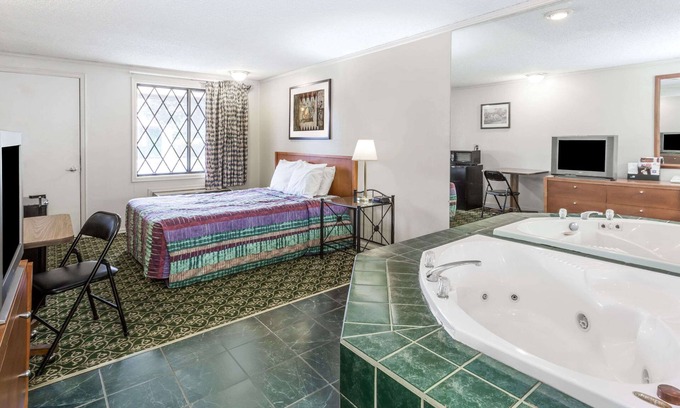 Mount Pleasant Hotel | Knights Inn Racine