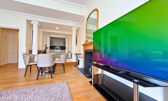 Knightsbridge and Belgravia Apartment | Knightsbridge & South Kensington, Private Garden Super King 2Beds 2Bath by Hyde Park & Royal Albert Hall