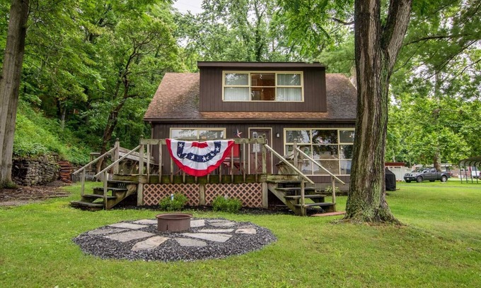 Valois House | Knotty and Nice: Sunset Views Close to Watkins Glen!