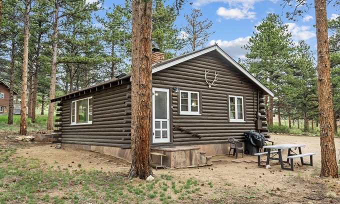 Estes Park Cabin | Knotty Pine - 2 bedroom cabin - Free WiFi