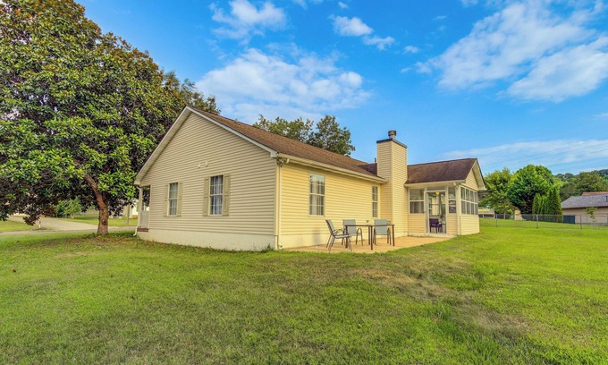Knoxville House | Knoxville Home w/Sunroom ~ 9 Mi to Downtown!
