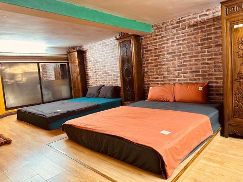 Hang Buom Apartment | Kolor Red Home,Bungalow Old Quarter,4 paxs,3 mins to Hoan Kiem Lake