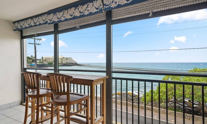 Historic Kailua Village Condo | Kona Alii Oceanview Pool Shops & Restaurants