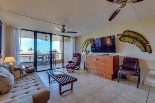Historic Kailua Village Apartment | Kona Pacific Top Floor Retreat Ocean View and Pool!