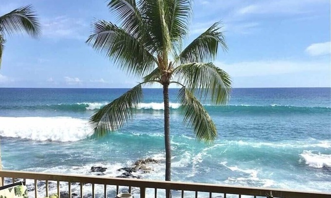 Kailua-Kona Condo | Kona Reef D24 - Direct Ocean Front Condo - Available for Ironman - Oct 4-18 !