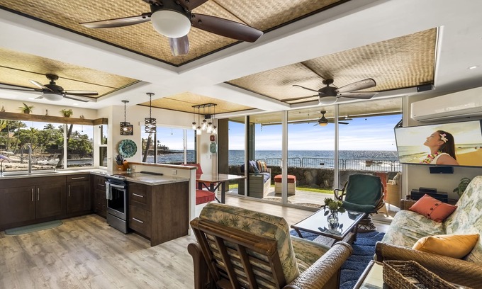 Kailua-Kona Condo | Kona Reef Sand and Surf (beachfront/walk to town)