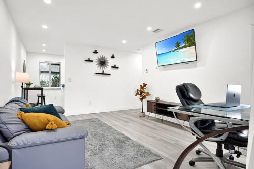 West Little River House | Koze 2 Bedroom Duplex Home with King & Queen Beds, Near Everything Trendy