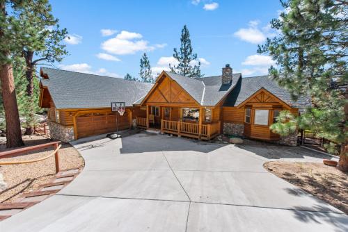 Castle Glen Estates House | Kubo Del Sol - DREAM LOCATION WITH HOT TUB! Beautiful, light and bright log cabin!