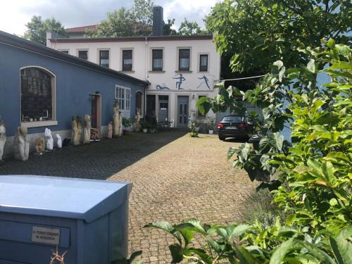 Mickten Apartment | Kunstoase am blauen Haus
