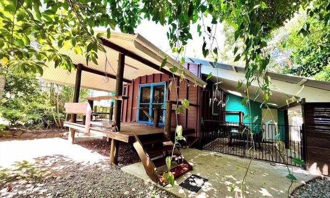 Wongaling Beach House | Kwila Cottage- Pet Friendly!