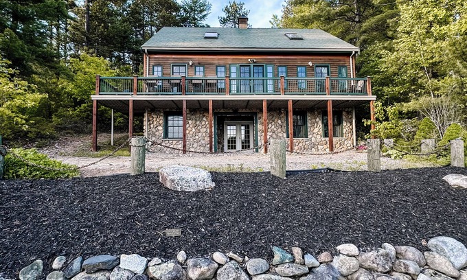 Pine River Pond House | ☀️L A K A T I O N⚓️WATERFRONT- TRAILS- KAYAKS-PADDLEBOARDS-DOCK-🐟LAKES REGION NH ⛰️