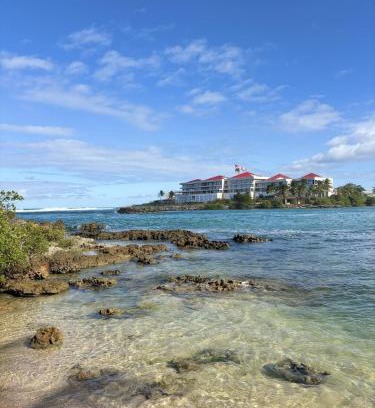 Le Moule House | L'Amandier de Suzana - Plage intimiste juste en face