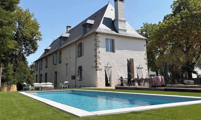 Saint-Bazile-de-Meyssac House | L'Avenante Bazilloise - 17th-century residence - Large-capacity accommodation