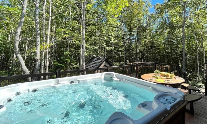 Petite-Riviere-Saint-Francois Ski Chalet | L'Escale de la Martine - Intimité, SPA et boisé