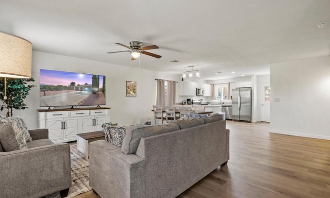 Sierra Vista House | l NEW l Fully Remodeled 3BR 2BTH l 1 Min to Veterans Memorial Park