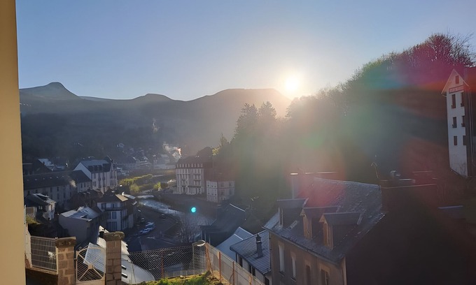 La Bourboule Apartment | L'r Du Roc, Duplex 3 with Mountain View and Wi-Fi