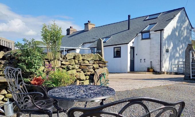 Lowick Cottage | LA'AL RIDDINGS, pet friendly, with a garden in Ulverston