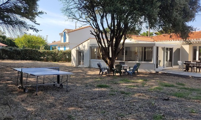 Bretignolles-sur-Mer House | La Bavardelle: house for 10 people, 100 m from the beach, large garden