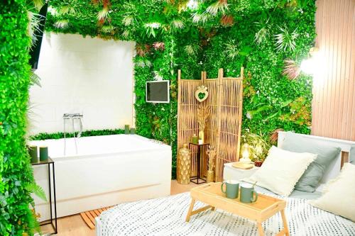 Bordeaux City Centre Apartment | La Boétie, Cocon Central, Double Balneo Bathtub
