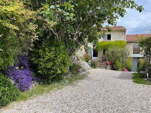 Salles-sous-Bois House | La Bugadière