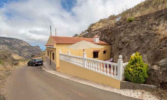 Galdar House | La Cabaña Palomino - 2BR Home Rural Setting