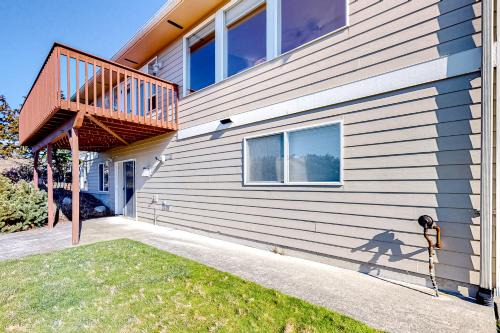 Oak Harbor House | La Cana Street Leisure - Main Home & In-Law suite