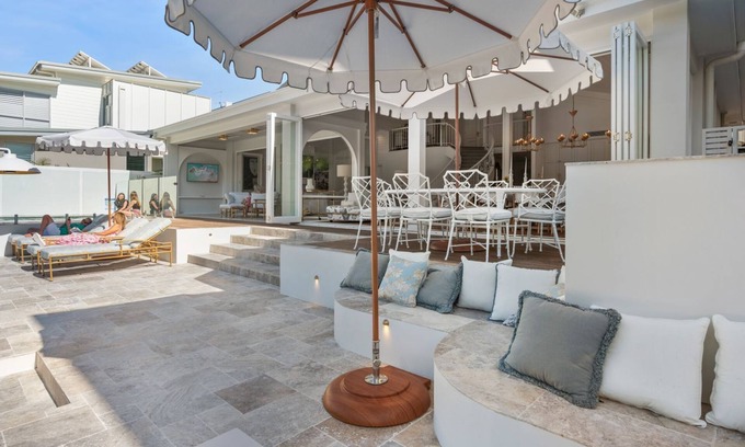 Noosa Heads House | La Casa Blanca - A short stroll to the famous Hastings Street