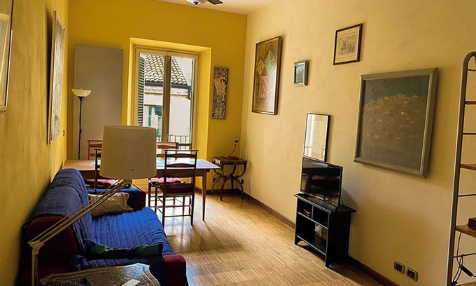 Historic Centre Apartment | La casa degli angeli: in the city center apartment decorated by local artists