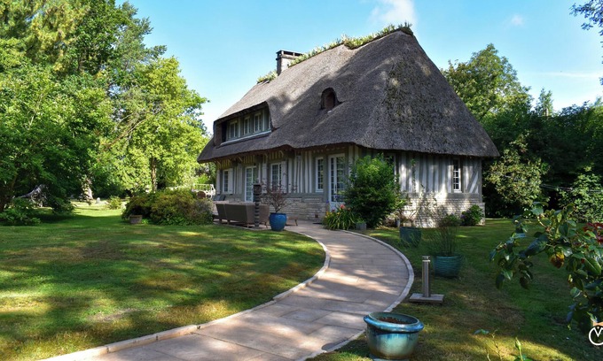 La Riviere-Saint-Sauveur House | La Chaumière Longchamps