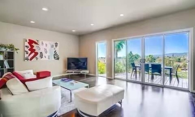 Los Feliz House | LA Chic Stunning Views & Sunsets close to Griffith Park Observatory & Hollywood