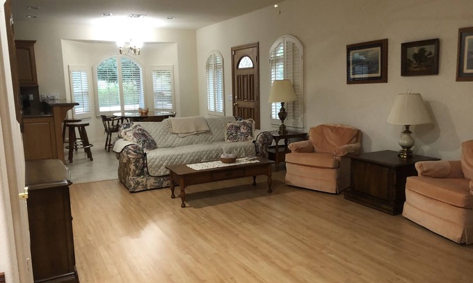 Murrieta House | La Cresta guest house with mountain views
