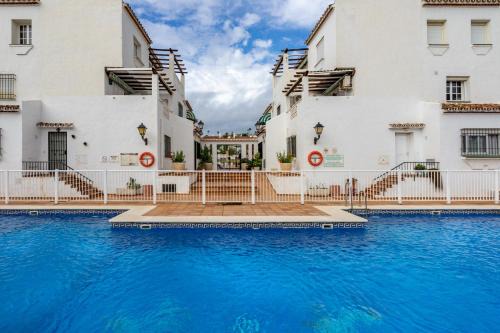 Castillo de Sabinillas Apartment | La Duquesa apartment with pool by Costarentals - Ref M8