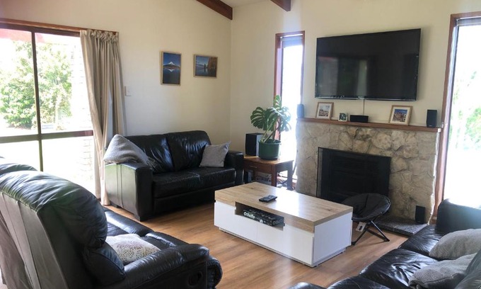 Burgess Park House | La Ferme New Plymouth: Super spacious family home, great for large groups