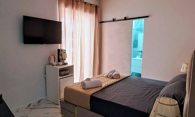 Naples City Centre Apartment | La Finestra Sul Borgo è Un'accogliente Camera con Vista Sulla Città