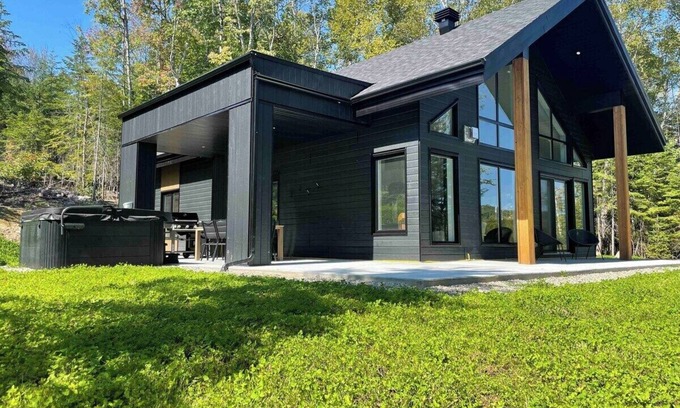 Les Eboulements Ski Chalet | La Folia 132: Tranquil Chalet, Spa & Scenic Trails