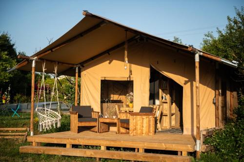 Le Gue-d'Allere Cabin | La Jolie Longère Fleurie Lodge avec piscine et jardin