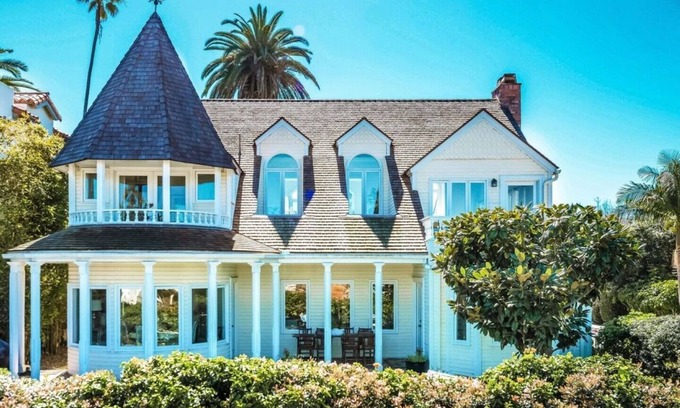 Village of La Jolla House | La Jolla Cape Cod Beauty: Steps to the Beach and Village, Ocean Views, 2 Yards!