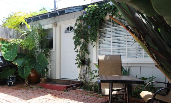 Beach Barber Tract House | La Jolla Cottage